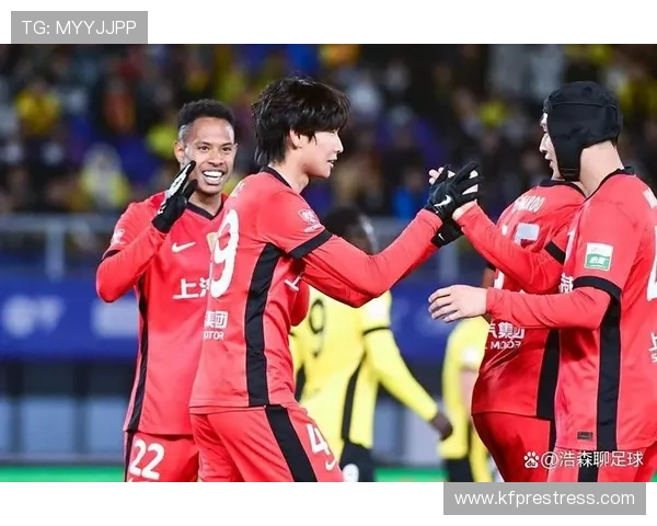 青岛西海岸激情对阵掀起巅峰较量展现球队实力与城市荣耀