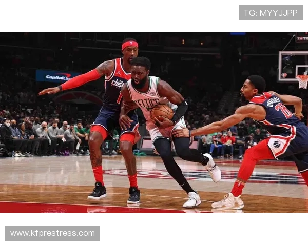 哈雷尔在对阵灰熊的比赛中展现出色表现助力球队争胜 哈雷尔在对阵灰熊的比赛中展现出色表现助力球队争胜